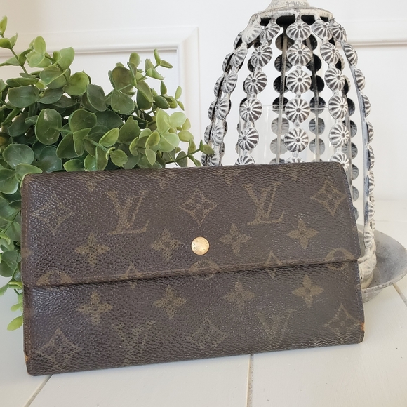 Louis Vuitton Handbags - Louis Vuitton Monogram International Wallet